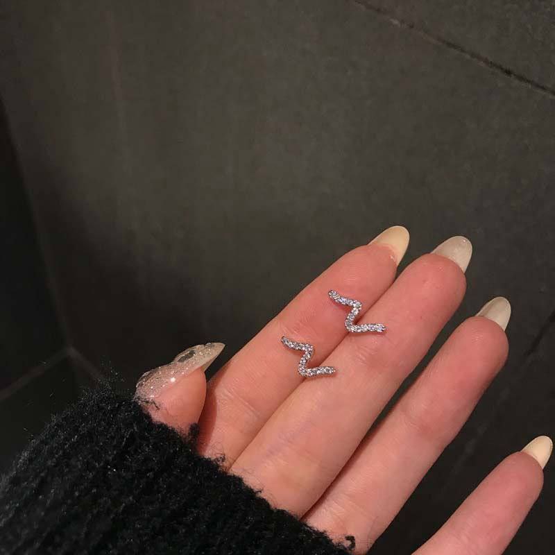 Product Name
Stainless Steel Barbell Piercing with Zircon Balls – Single Piece