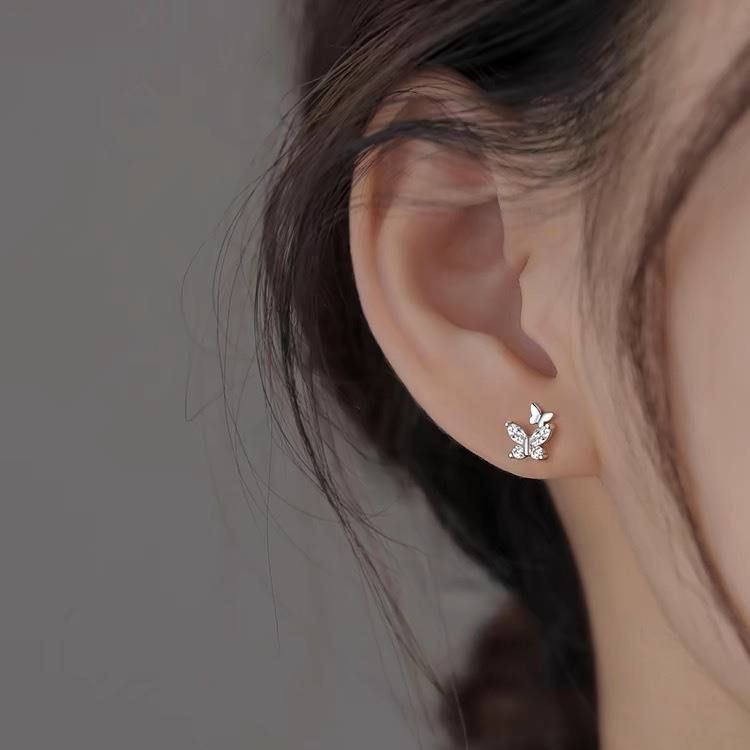 Elegant Crystal Butterfly Earrings β A Touch of Grace and Glamour