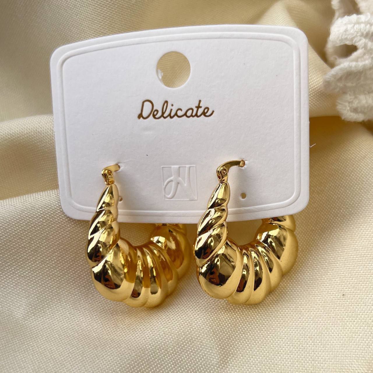 Product Name:
Lightweight Hollow Chinese Gold Plated Earrings – Real Gold Water Plating
