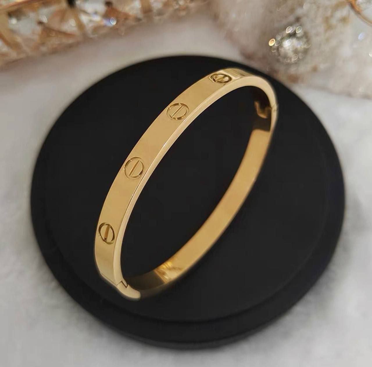 Product Name

Pure Stainless Steel Cartier-Style Bracelet – Full Engraved Stamps (Size 17)