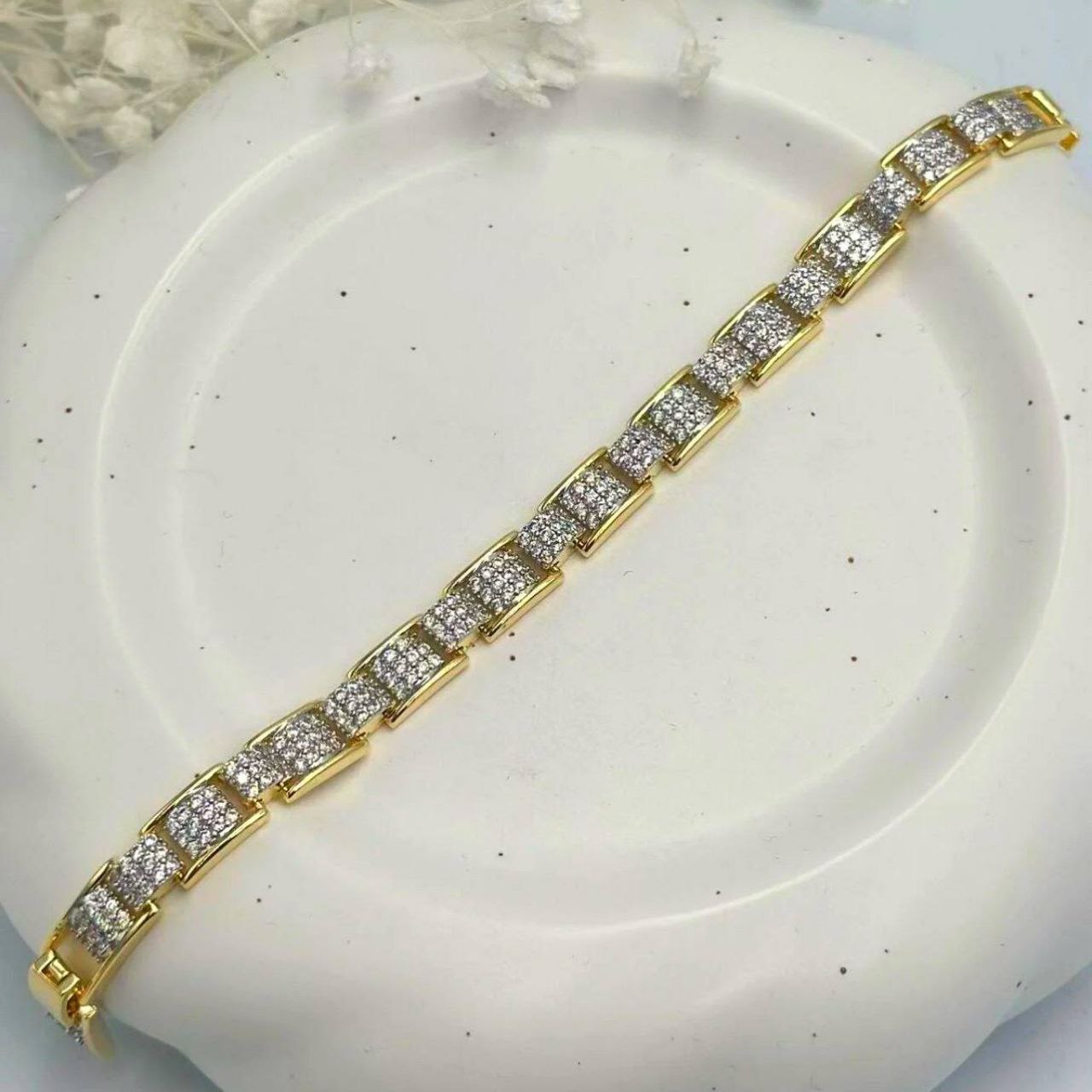 Product Name

L’Azurde-Inspired Gold-Plated Bracelet with Zircon Stones