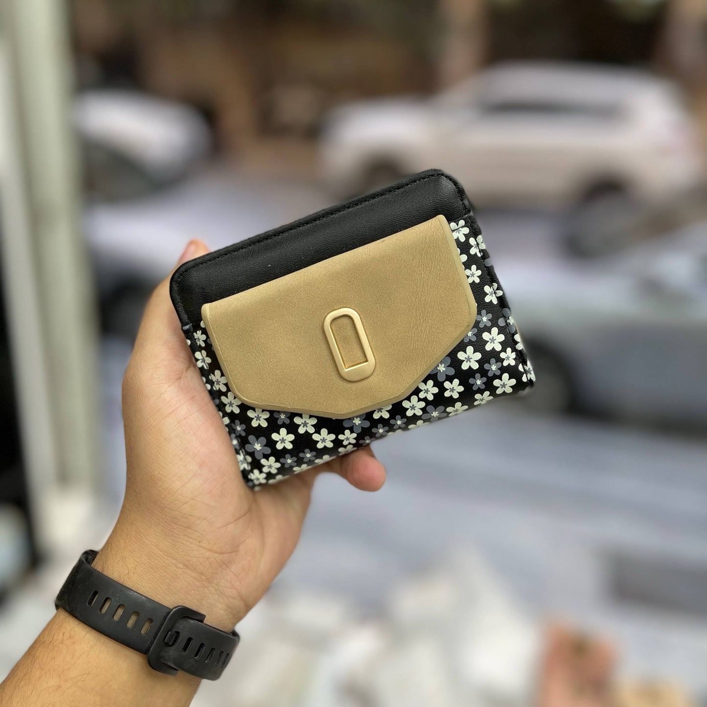 🔹 Product Name 

Floral Pink & Beige Mini Wallet