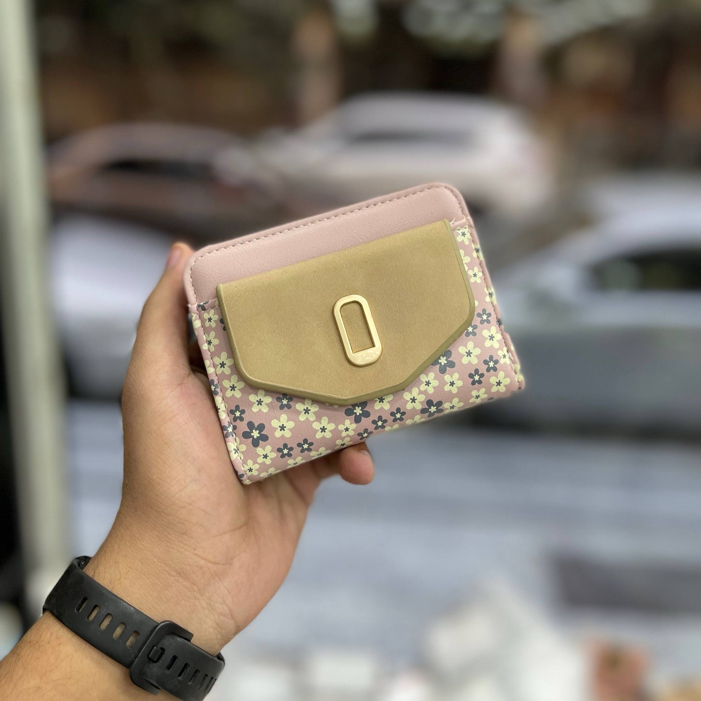 🔹 Product Name 

Floral Pink & Beige Mini Wallet