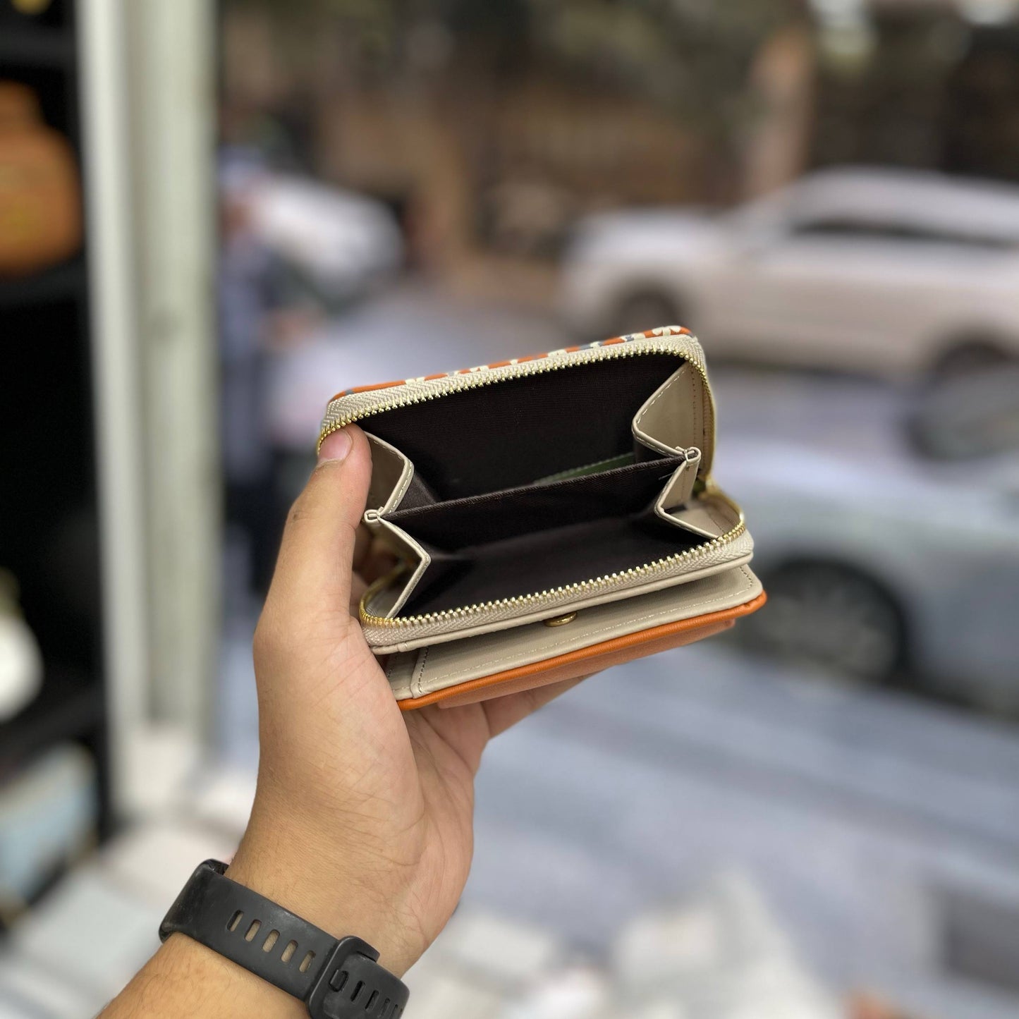 🔹 Product Name 

Floral Pink & Beige Mini Wallet