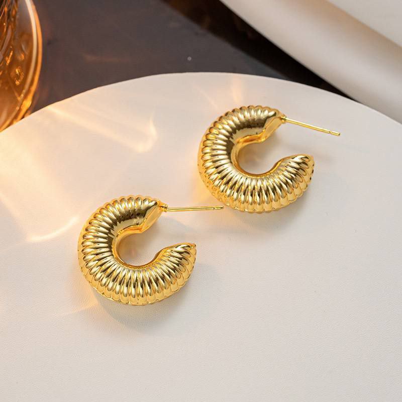 Product Name:
Lightweight Hollow Chinese Gold Plated Earrings – Real Gold Water Plating