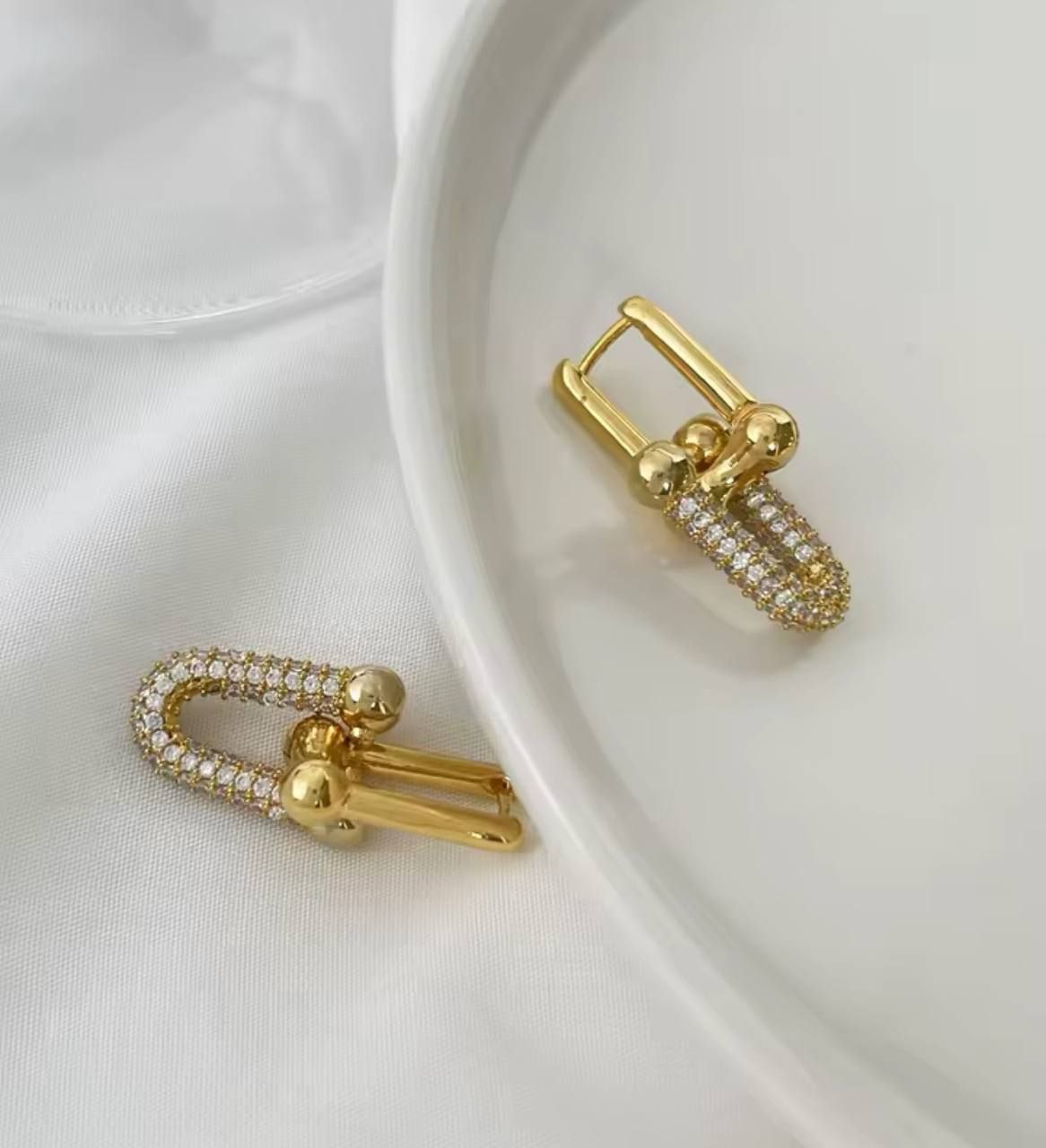 🛍️ Product Name

Tiffany-Style Snap Earrings – Gold-Plated with Zircon Stones