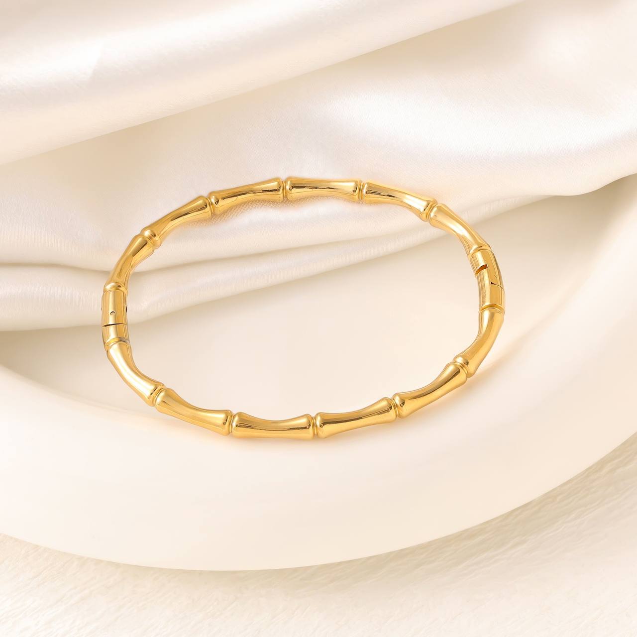 Product Title:
Classic Bamboo-Inspired Gold Bangle