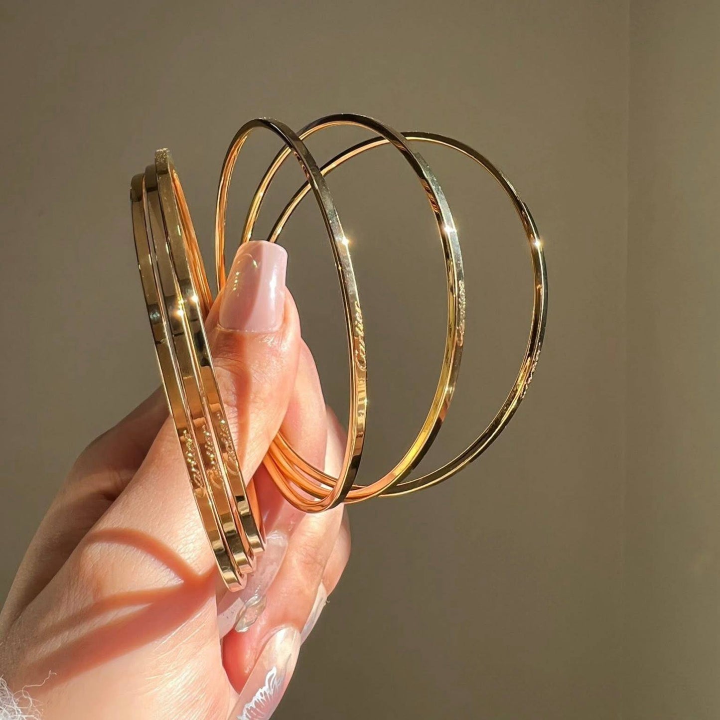 Product Name

🔥 Hot Deal – Pure 316 Stainless Steel Cartier-Stamped Bangle Set (6 Pieces, 2.5 mm)