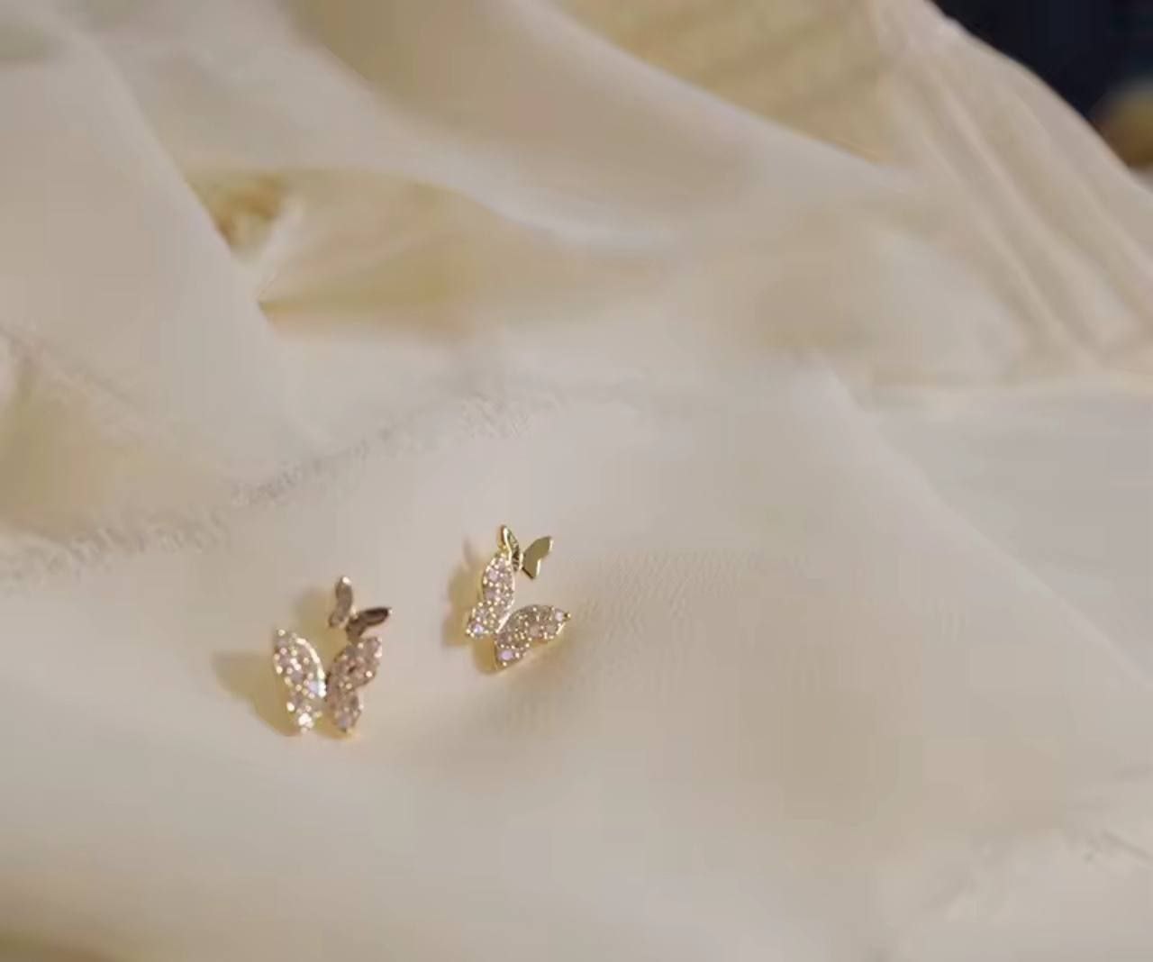 Elegant Crystal Butterfly Earrings – A Touch of Grace and Glamour