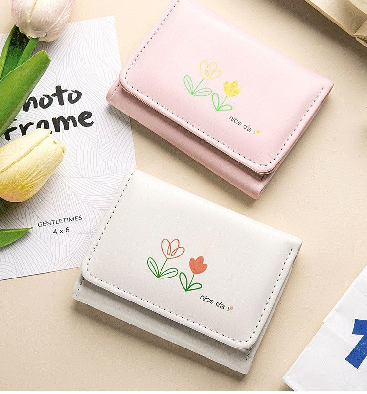 Product Name: Small Leather Wallet with Flower Design