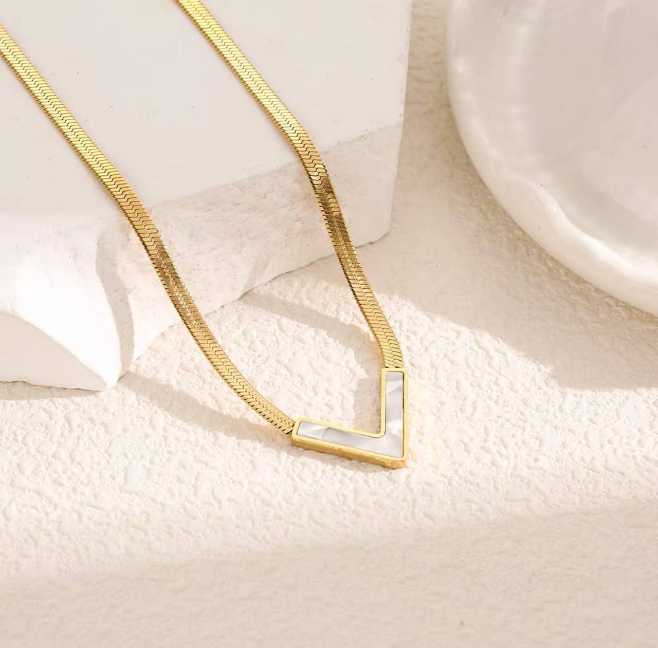 Royal V Shine Necklace