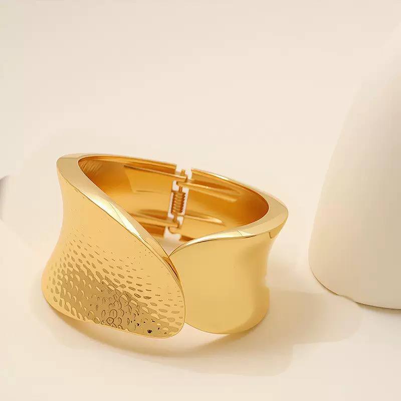 Product Name:
Trend Bangle Bracelet – One Size | Gold-Tone High-Quality Material