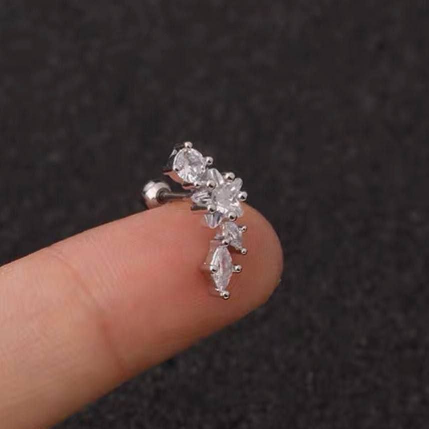 Shining Star Zircon Stud Earrings – Elegant Design in Gold & Silver 💫