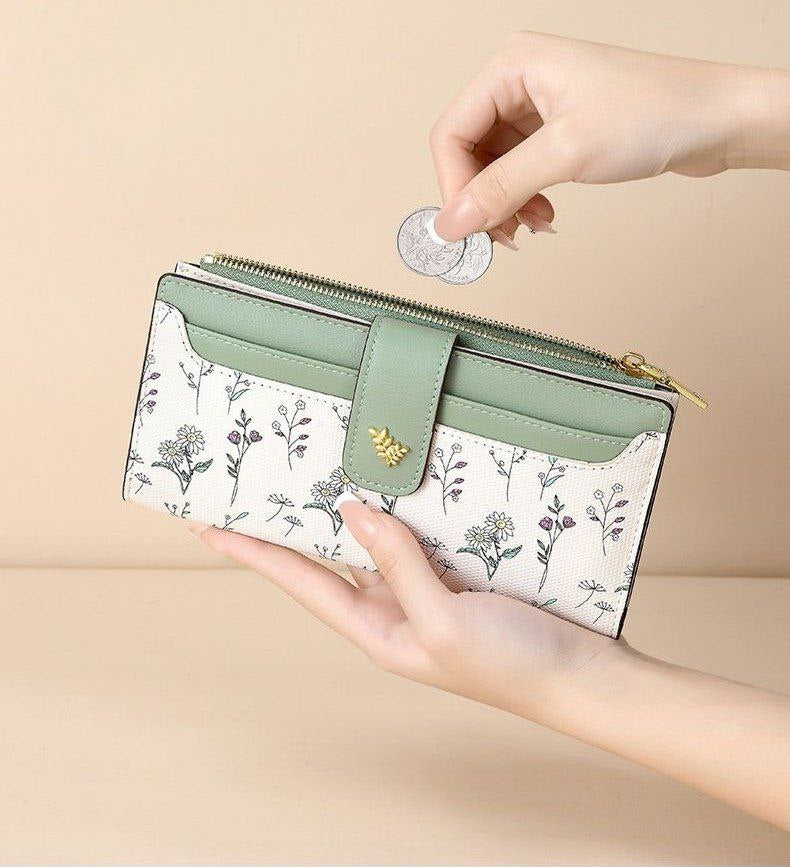 🌷 Keep Your Day Stylish and Organized with the New Floral Wallet!