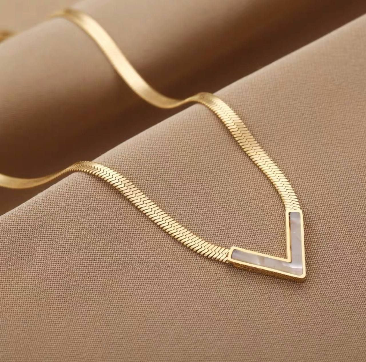 Royal V Shine Necklace