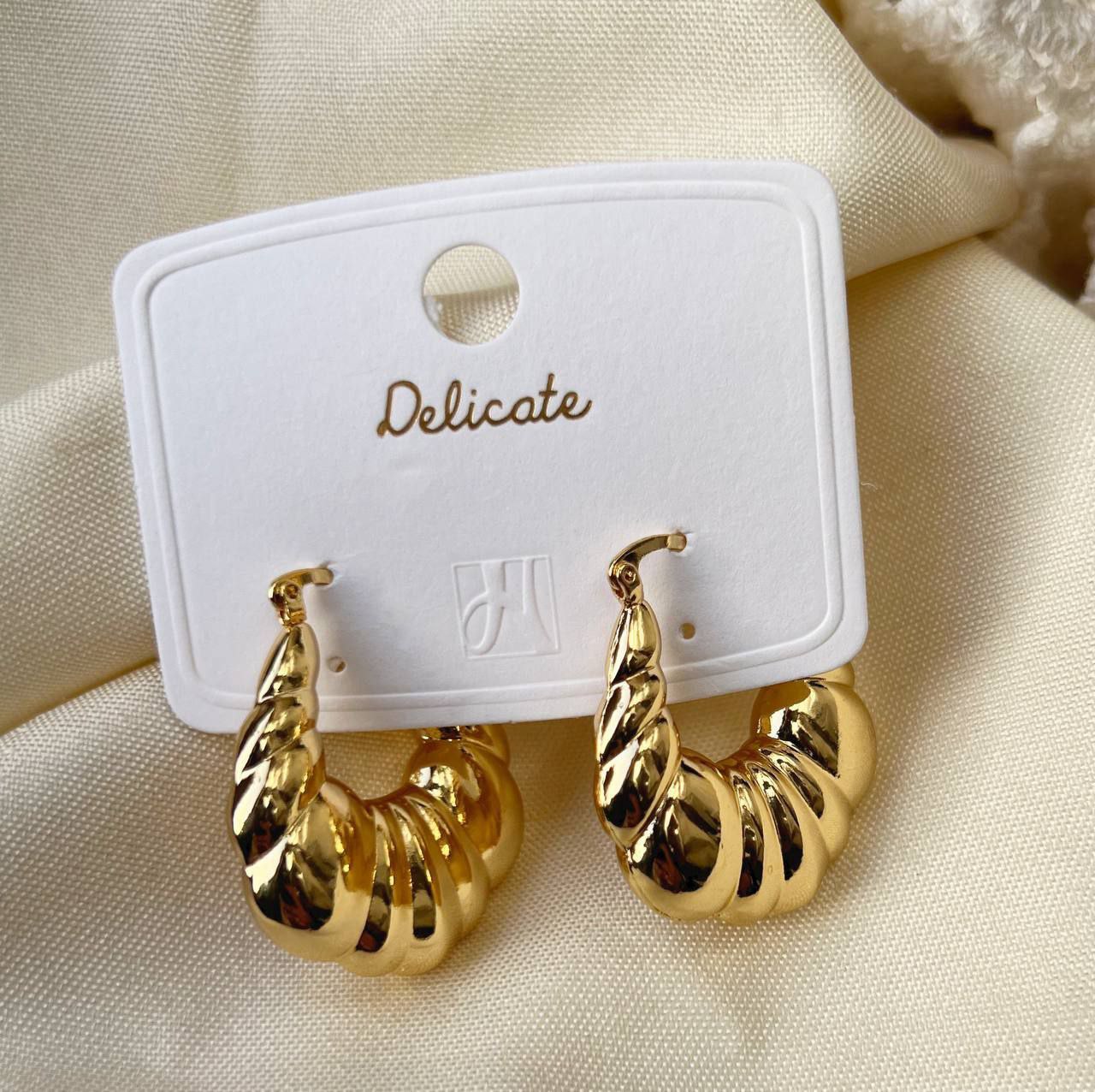 Product Name:
Lightweight Hollow Chinese Gold Plated Earrings – Real Gold Water Plating
