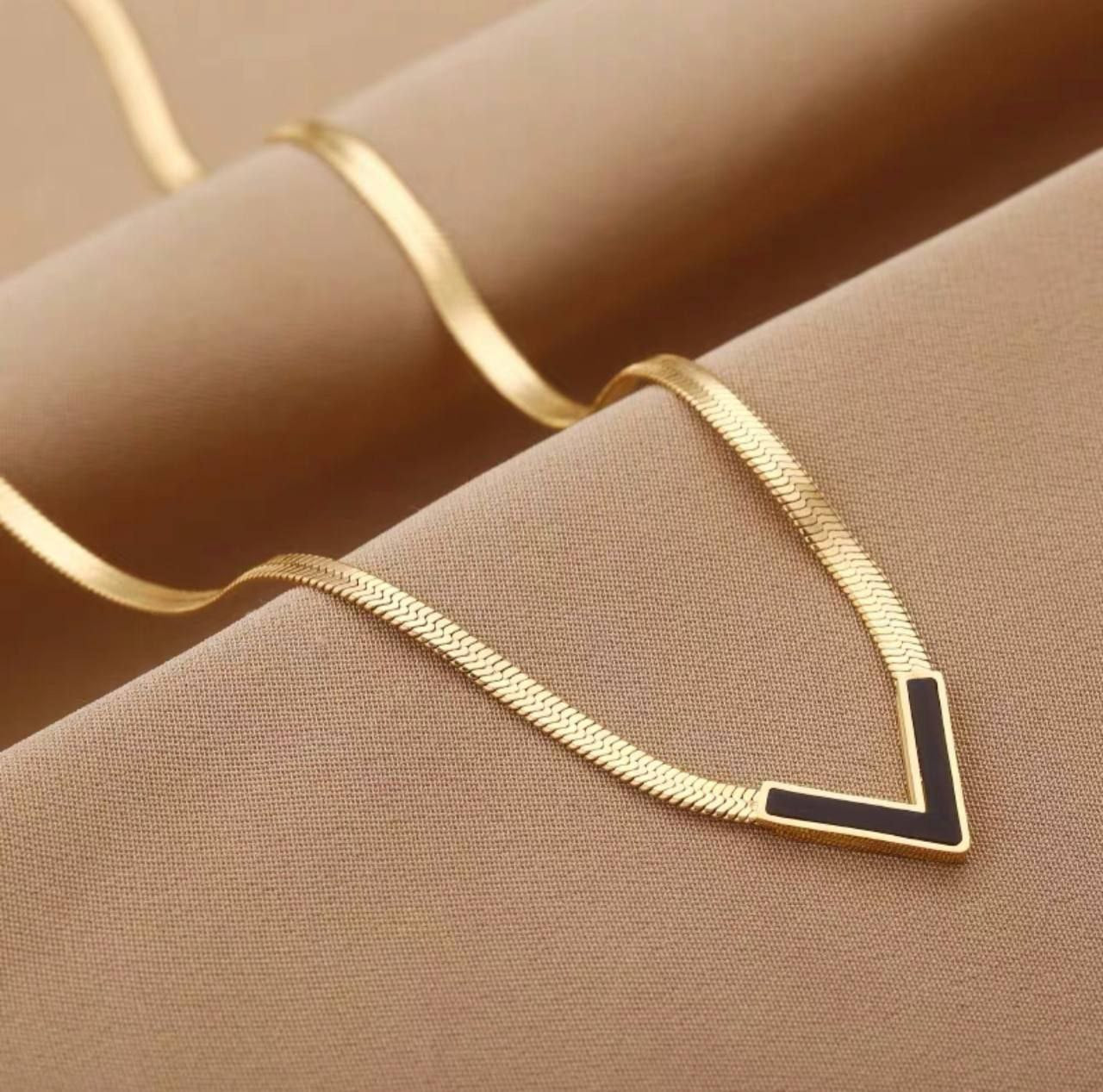 Royal V Shine Necklace