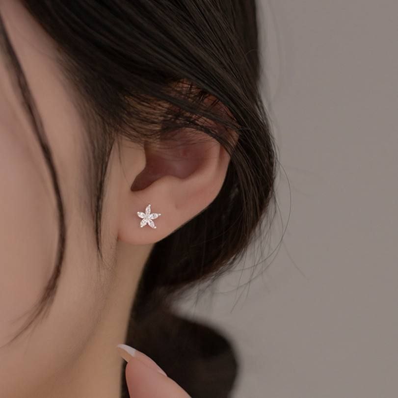 Product Name

Stainless Steel Barbell Piercing with Zircon Balls – Single Piece