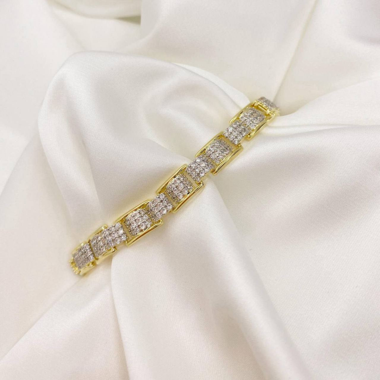 Product Name

L’Azurde-Inspired Gold-Plated Bracelet with Zircon Stones